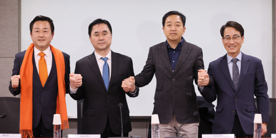 (왼쪽부터)김용남 개혁신당 정책위의장, 김종민 새로운미래 공동대표, 금태섭 새로운선택 공동대표, 민주당 탈당파 '원칙과상식' 소속 이원욱 무소속 의원이 7일 국회 의원회관에서 열린 제3지대 대통합을 위한 통합공관위 추진회의에서 손을 맞잡고 기념촬영을 하고 있다. 연합뉴스.